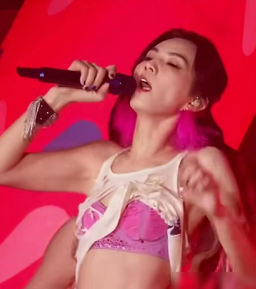 陈嘉桦在演唱会跳舞时突然把上衣往上一撩，黑色内衣边全露，镜头扫过去整整三秒，台下