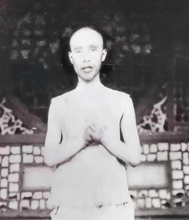 1907年，徐锡麟刺杀恩师后被当场抓获，并被判处极刑。行刑前，清兵给他拍了一张照