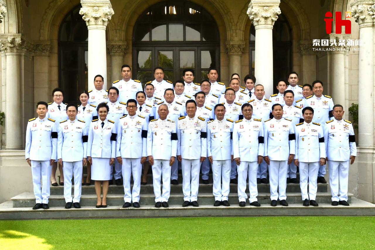 泰国新一届内阁成员宣誓就职，集体照曝光，泰国总理阿努廷稳稳的位于C位，阿努廷左手