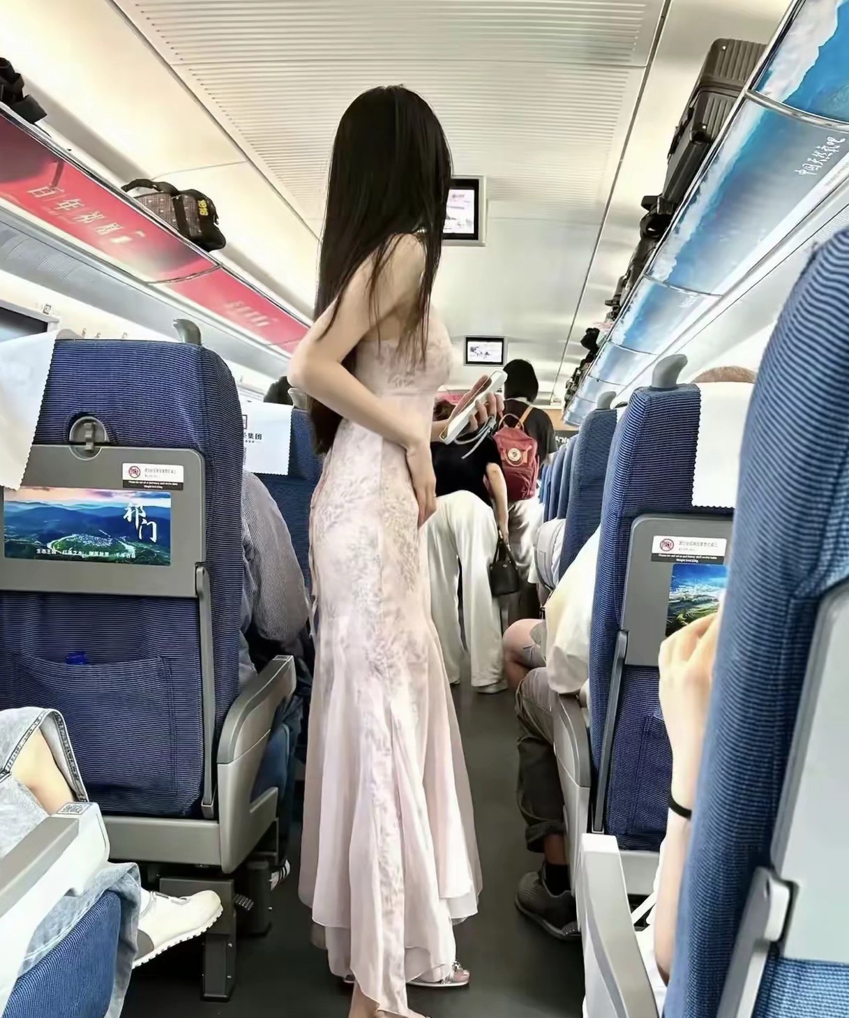 高铁上拍的，瞬间不困了