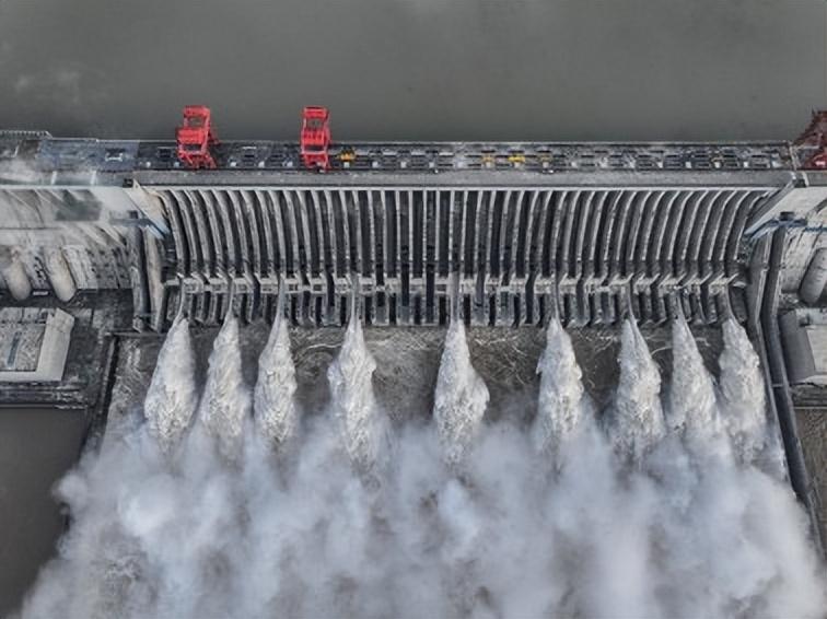 三峡大坝砸了两千亿，是中国水利工程的大家伙，不光发电，还管防洪和航运。网上有人