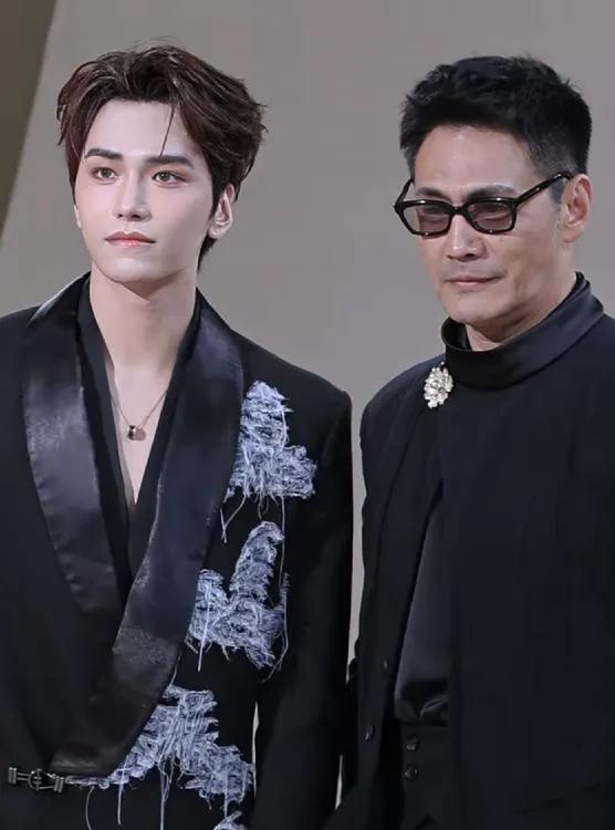 邵兵的儿子出道了。他和妹妹是一对龙凤胎，长大的他走的是偶像派路线，脸上的妆太浓