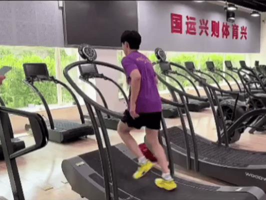 王楚钦最新跑步训练，头在跑腚在追！哈哈哈，头头的经典跑步动作，头跑出去三里地了