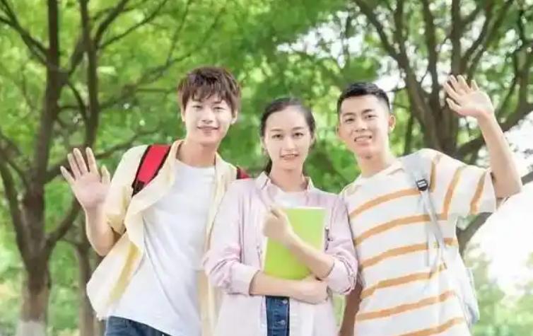 上了大学才知道，1500的生活费，已经是很多家庭的标准了。“妈，这个月150