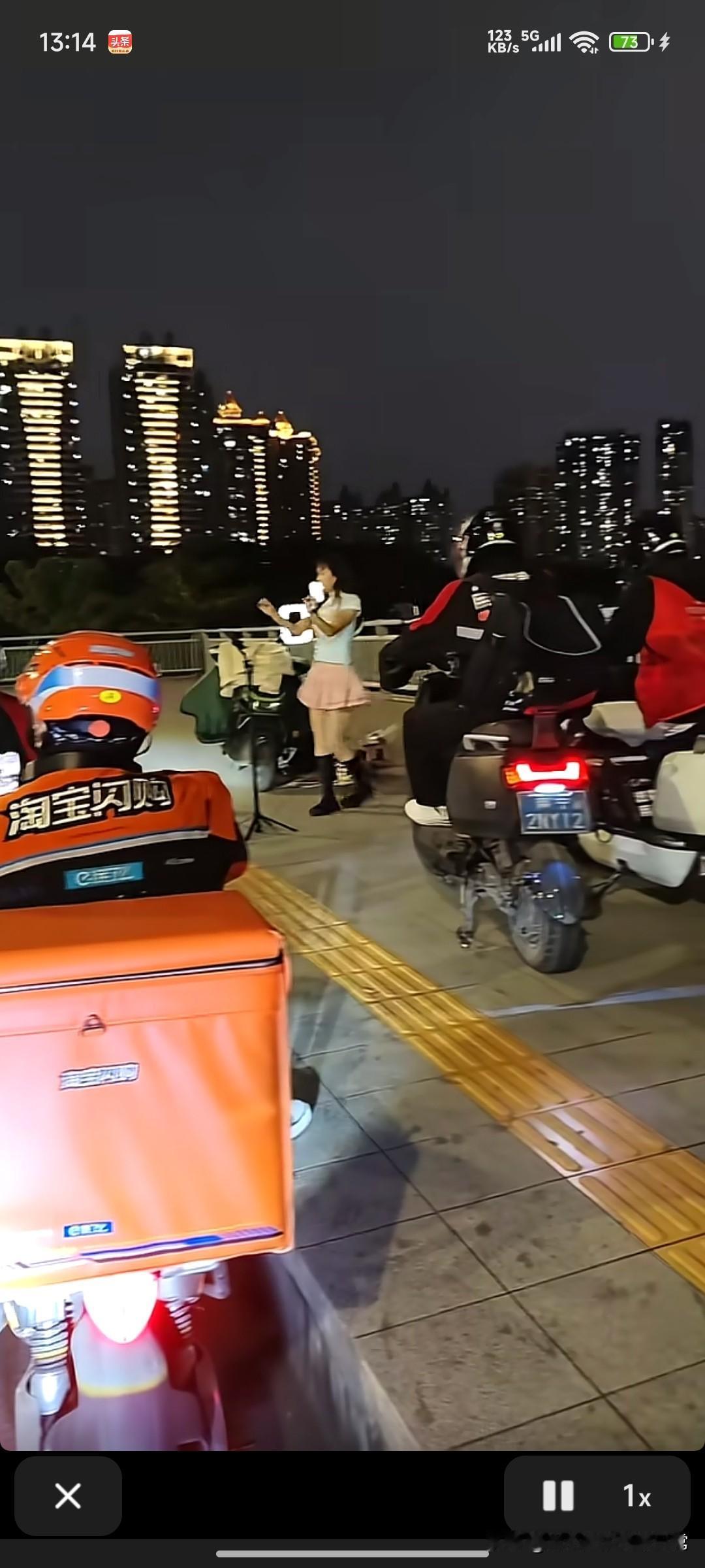 别催了！你的外卖小哥在看直播跳舞！刷到这视频我直接笑到打鸣！深夜的网