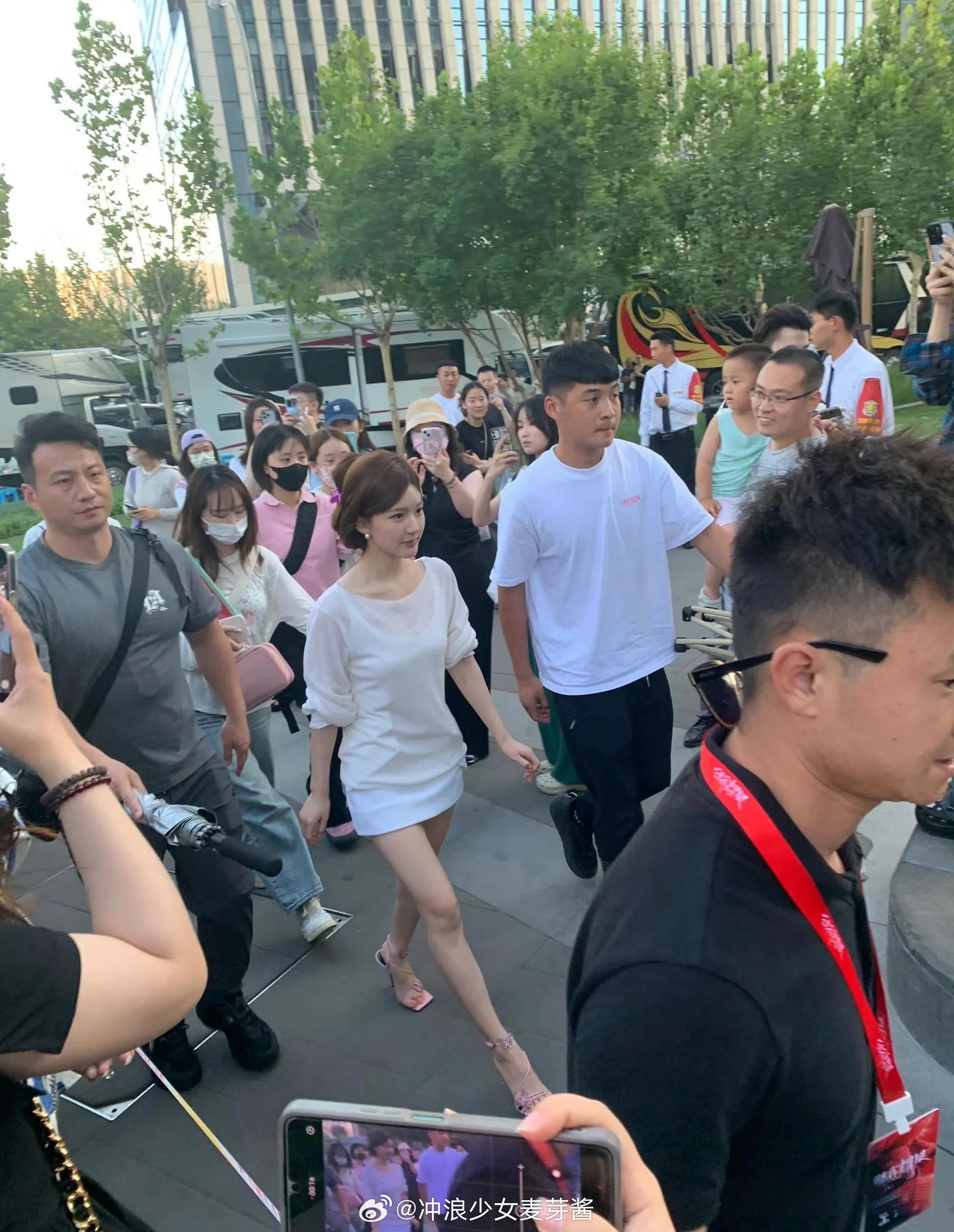 网友偶遇赵露思生图她终于证明了自己确实八十斤​​​