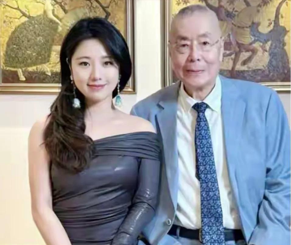 87岁的著名钢琴家刘诗昆和小37岁娇妻的爱情结晶太让人羡慕了。2026年7月底，