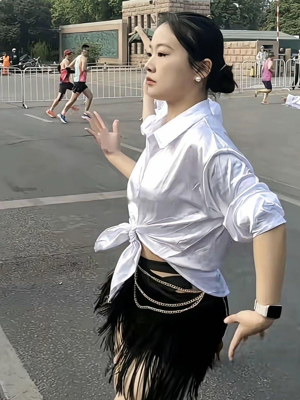 据说这是西农学生在杨凌马拉松上跳的拉丁舞，她们很卖力气
