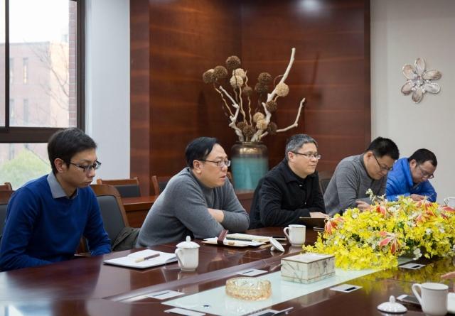 卢局长副团转业，来单位任党委委员、副局长七八年了，一直没改任其他职务，职级是四级