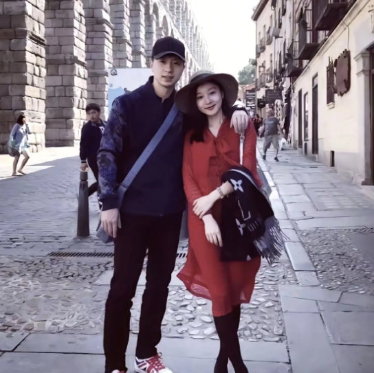 马龙老婆晒出生活照在马龙家里，活生生的应验了，我负责挣钱，你负责貌美如花，看着