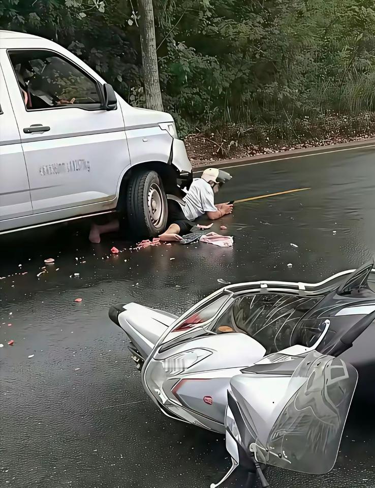 这是碰瓷吗，都被撞成这样了，还那么淡定的看手机？