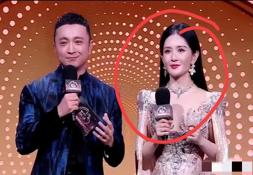 把陈楚生叫成“陈楚歌”，根本不是内娱大型晚会里最致命的失误。致命的是，当尼格买