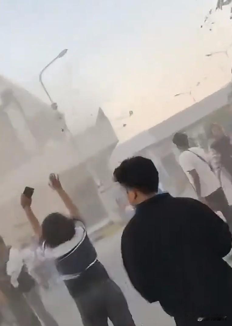 凌晨强震突袭印尼，房倒屋塌，已造成人员伤亡，后续或许会有海啸来袭！北京时间8月1