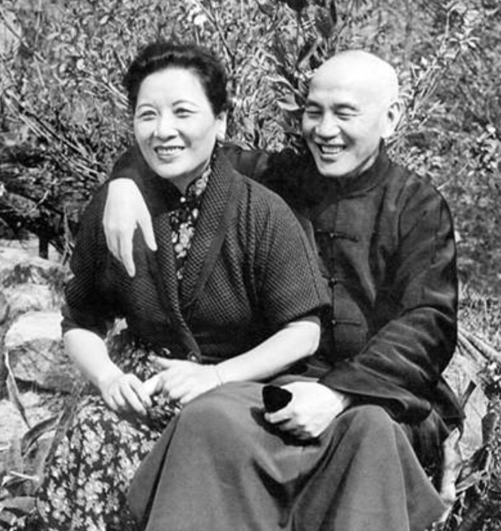 我极其讨厌演艺圈美化宋美龄这个古早三通一达女人渣，你们找人演蒋介石还知道找个秃子