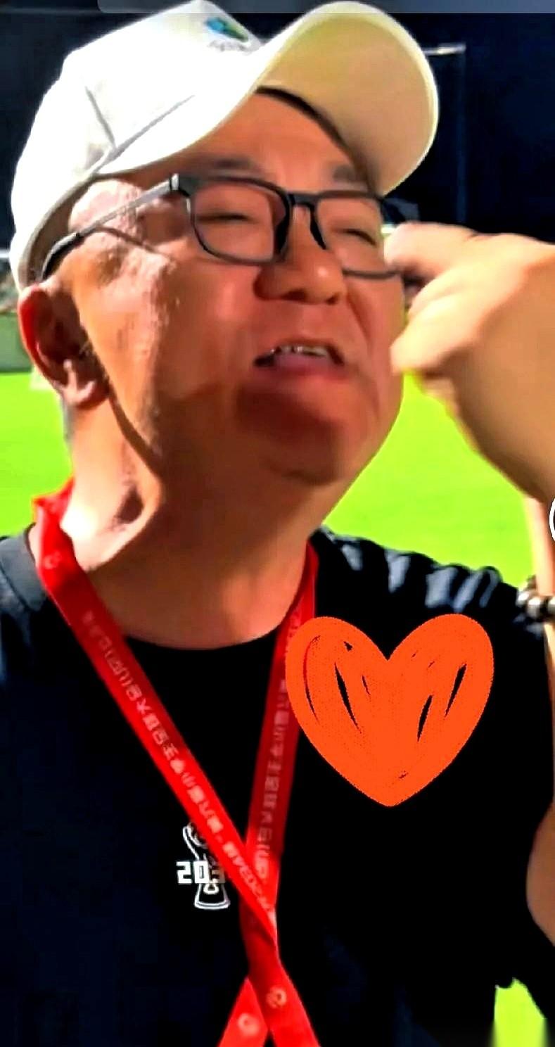 “我牛不牛？！”一个满脸通红的中年男人，青筋暴起，指着镜头像个疯子一样嘶吼。