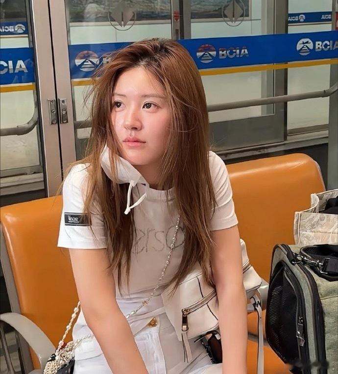 赵露思为什么素颜非常夸张的卧蚕，一上妆就立马自然了[并不简单]​​​