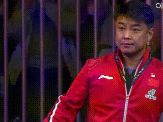 王皓：谁也没想到，比女单更好上的班，居然是混双。看王皓等着莎莎回来击掌的那一