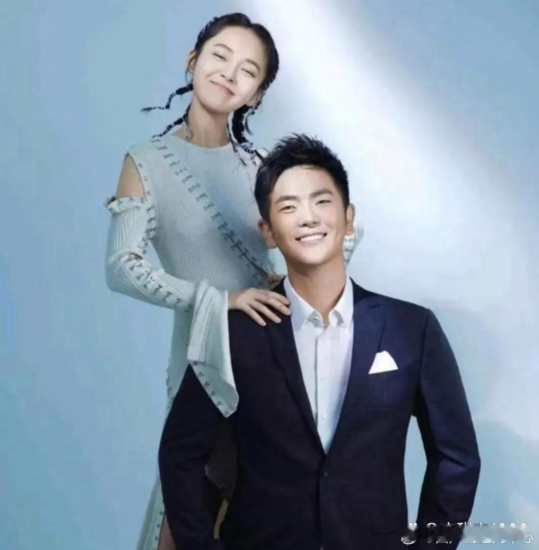 张佳宁和舅舅张晓龙合影，佳宁随舅舅，长相美又调皮，在舅舅旁尽显可爱，画面超温馨幸