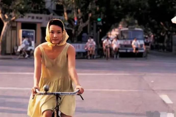 1988年，27岁的陈冲在上海街头，好喜欢这种年代感，穿的衣服现在也不过时