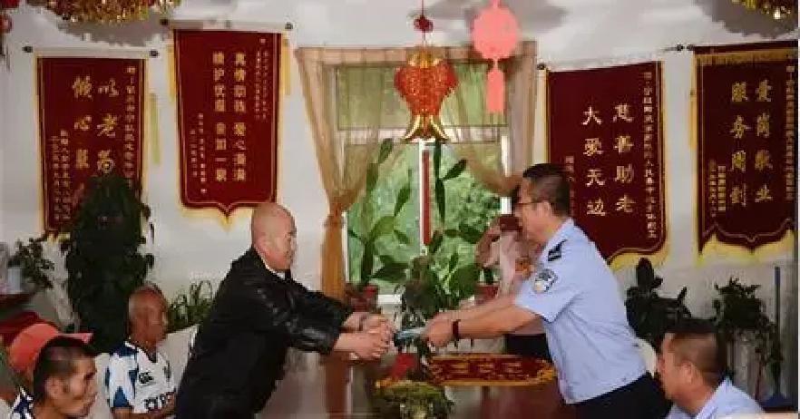 2018年，蒋勤勤怀孕8个月，站在客厅中间让陈建斌把墙上的画框挂一下。陈建斌坐在
