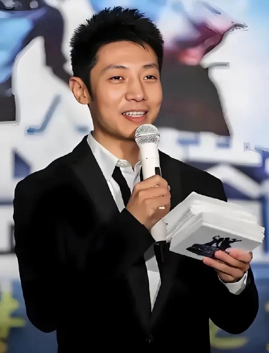 撒贝宁上海度假曝光！龙凤胎颜值引热议，儿子完美复刻老爸近日，撒