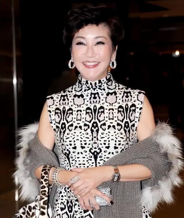 谁能想到谢霆锋妈妈狄波拉已经74岁，近期露面依旧精致亮眼，腰背挺直笑容明媚，少女