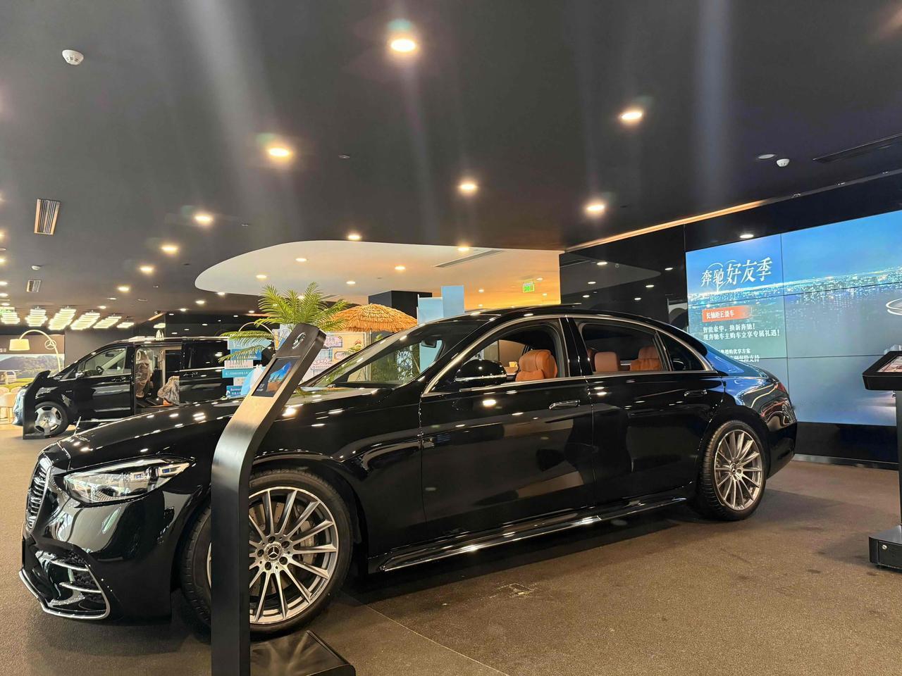 看到奔驰S450L实车，黑棕配色，瞬间被拿捏了。就拿2024款S450L4