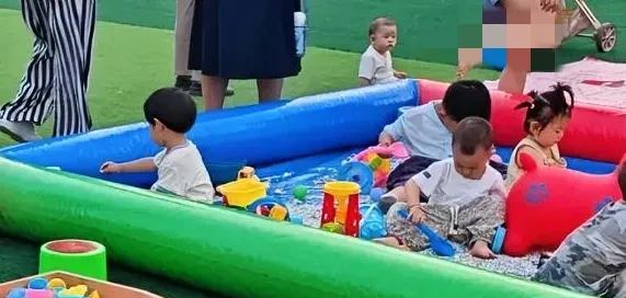 当我儿子上了大学，我和老公享受不用接娃不用辅导的悠闲生活时，我周围的朋友还在和进