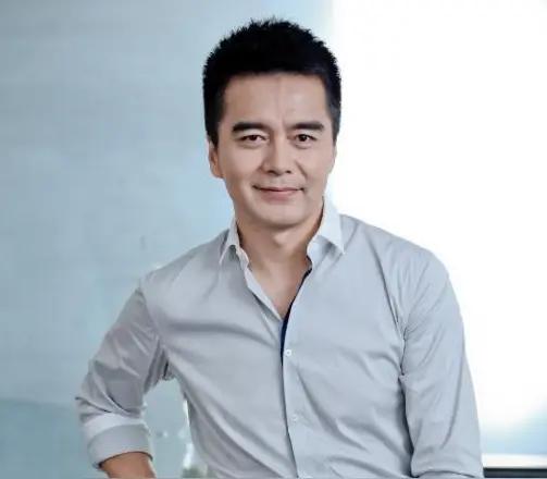 这个世界上我最想不明白的人就是许亚军了明明已经结了4婚，明明都是何晴的前夫哥