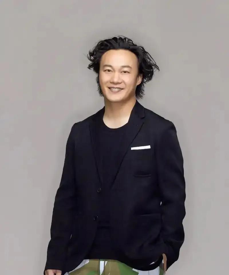 我敢说现在全网最郁闷的就是陈奕迅了不是因为演唱会推迟，也不是因为生病影响状态