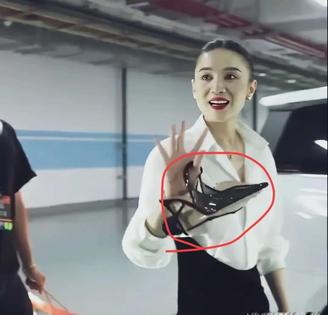 宋佳拎高跟鞋走路，被拍到就炸锅了？你以为她在装优雅，其实她只是不想把自己累死。