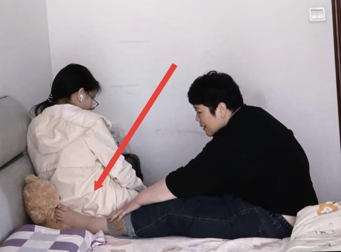 或许一个人的嘴巴可以说謊，但是肢体动作是騙不了人的，房主任私底下对女儿的动作