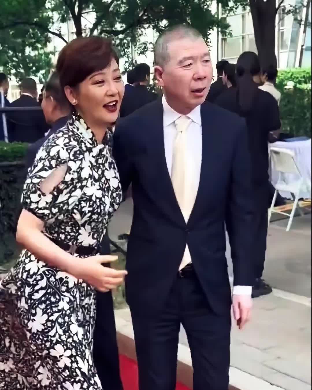 徐帆终于熬出头了！冯小刚现在都离不开她了。两人一起参加活动，冯导紧搂着徐帆的腰，