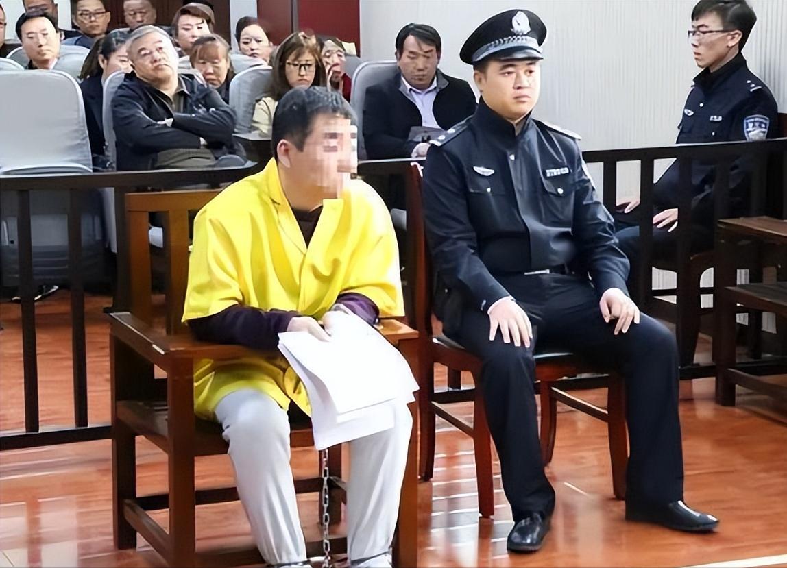 这就是欺负人的下场。辽宁抚顺，一男子得了脑癌，为治病欠下不少外债，2005年，摆