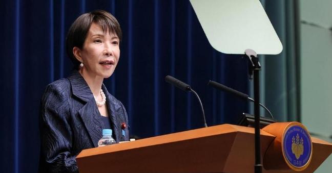 日本政坛可真是闹得沸反盈天！首相高市早苗在公开场合态度异常强硬，要求中国马上取消