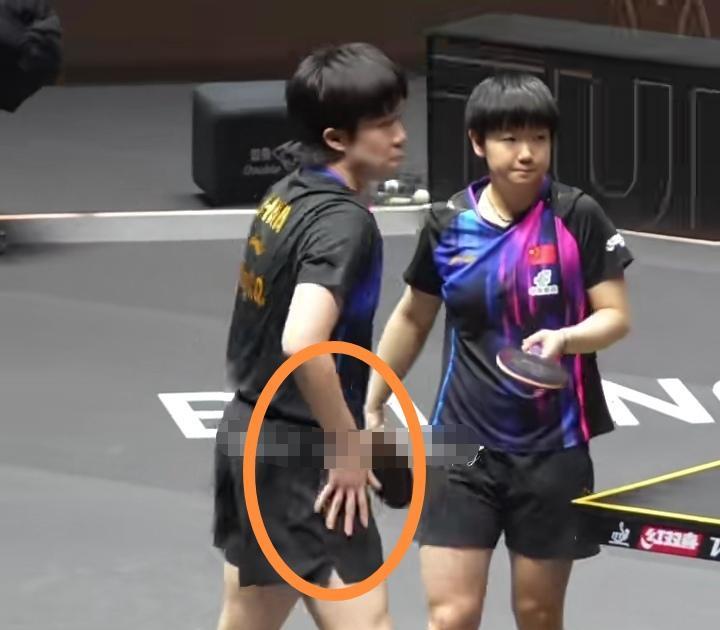 头哥，和莎莎击掌后手在裤子上抹一下几个意思？洁癖又发作了吗？昨晚混双比赛结束后，