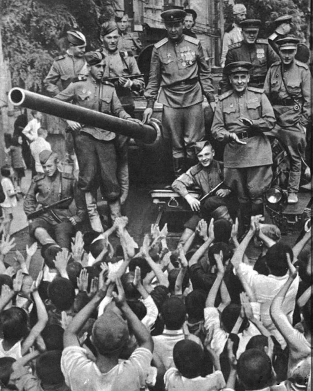 这张经典的历史老照片拍摄于1945年8月，展现了中国大连（时称达里尼/大连市）