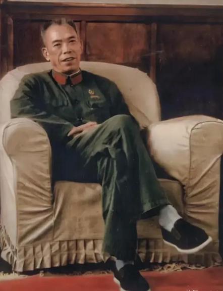 1985年，"万岁军"军长梁兴初离奇猝逝，众多将军悲愤不已，坚持要验尸，夫人却含