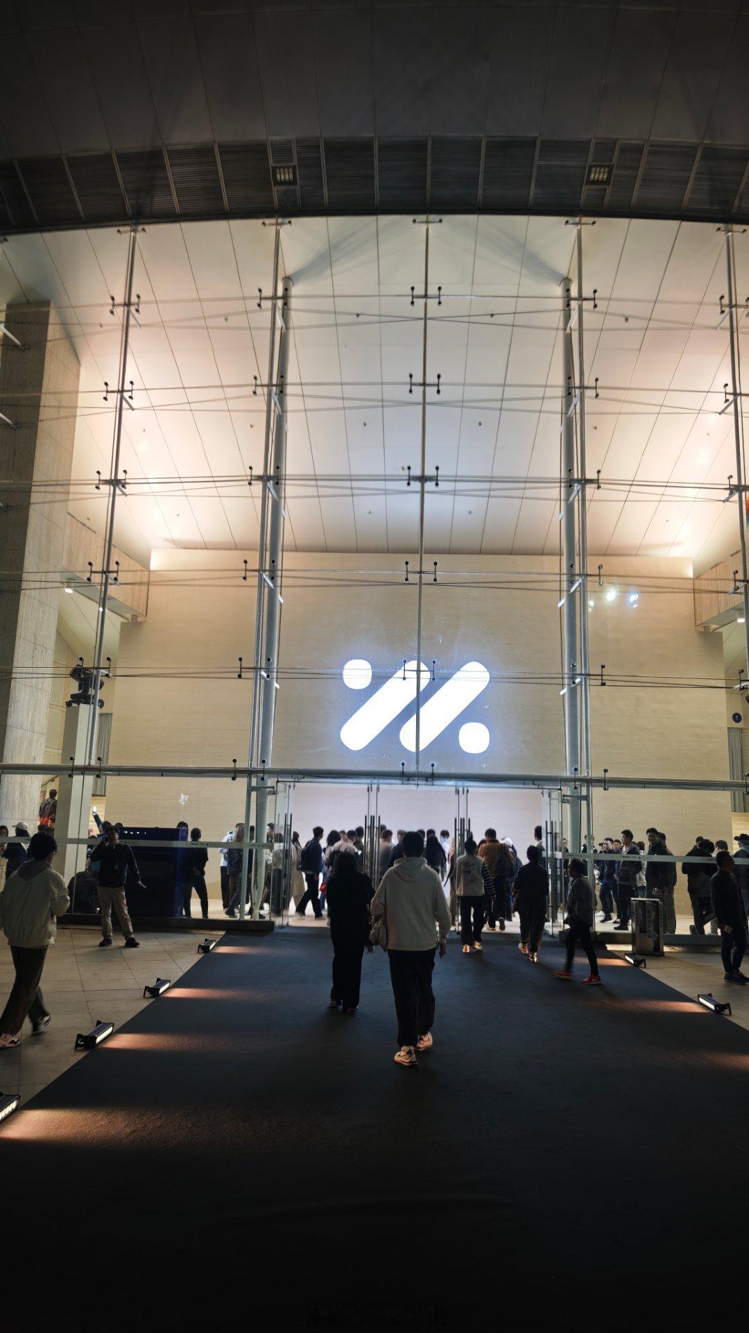 智己LS9上市发布会人山人海啊这是不是9系列家族价格最亲民的了