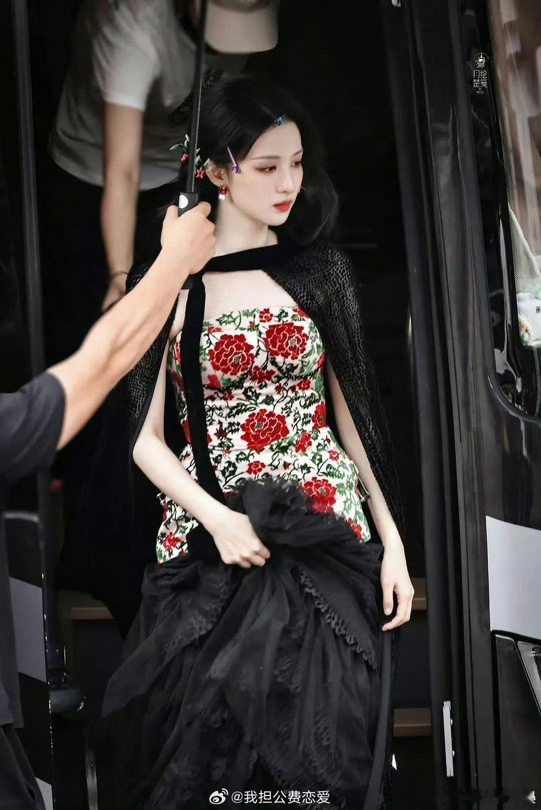 造型师给王楚然做的造型太雷人了吧，侧面好灾难
