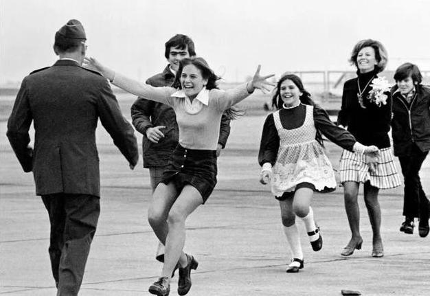 1973年3月17日，在越南战俘营关押了5年的美军中校罗伯特·斯特尔姆回到祖国、