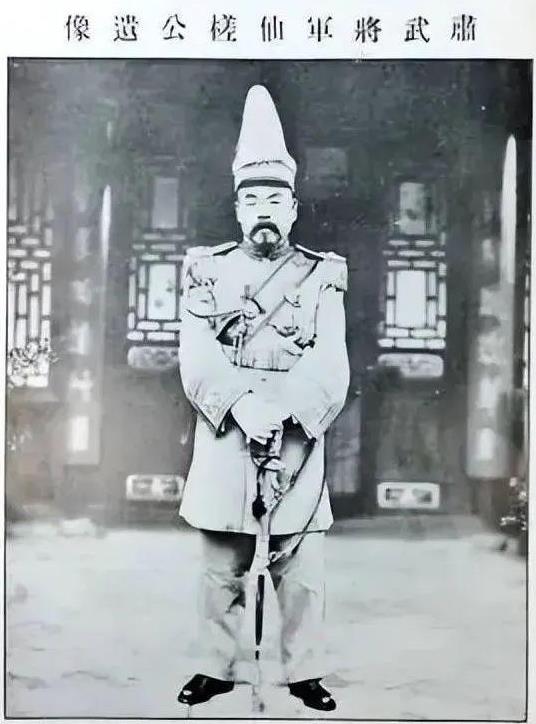 1925年，甘肃督军陆洪涛中风卧床，旅长李长清带兵闯入：“把大印交出来吧，你身体