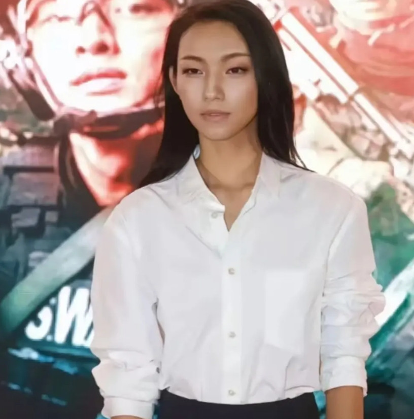很多人都搞错方向了！那尔那茜现在最主要的问题不是委培违约，也不是高考移民，而是