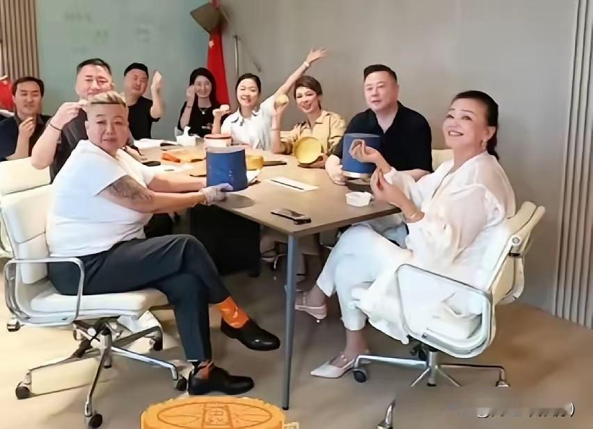 近日兰姐与小菲的相处状态引发全网热议，一组截然不同的聚餐画面，揭开母子二人微妙的