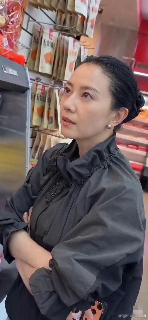 网友在超市偶遇高圆圆！没有红毯，没有浓妆，纯素颜便装，安安静静在货架前挑东西。原相机生图，没有精修滤
