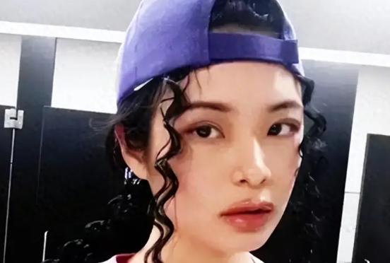 2020年，“反华女子”许可馨，回国后放话没人敢动她，如今的结局实在让人大快人心