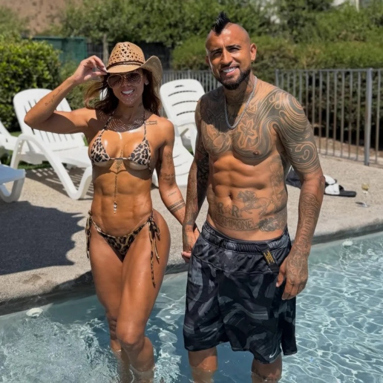 太阳报: 比达尔女友是健身博主, 晒比基尼照展示六块腹肌