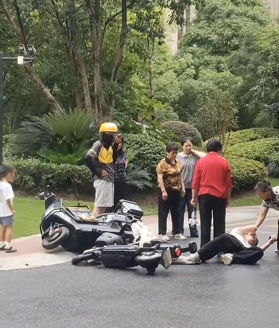 我的今日状态：😁轻松愉快我这里的天气：☀️晴事实证明外卖员还是不能骑车进小