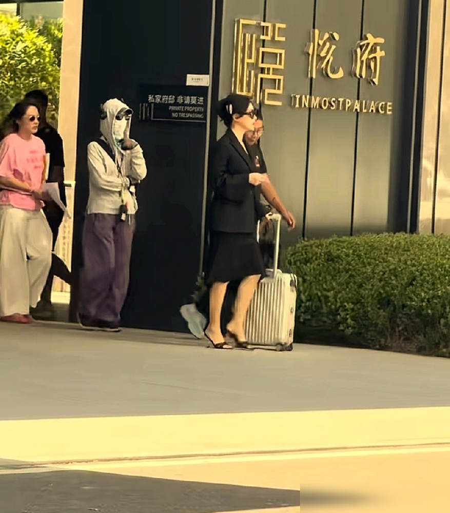 青岛街头一声竟炸出了半个娱乐圈的顶流阵容。路人镜头下，朱珠一个随意的转身，松弛感直接拉满，旁边站着的
