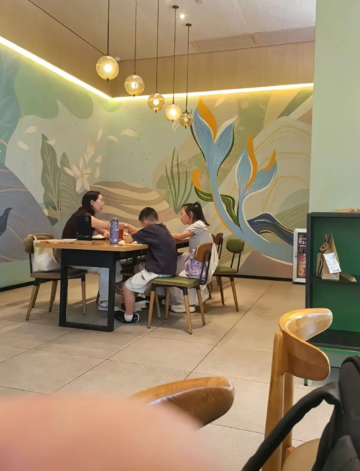 这两张照片都是咖啡店，一个是瑞幸，一个是星巴克，看看有没有经常喝咖啡的朋友，能不